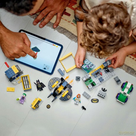 LEGO Super Heroes Jaskinia Batmana z Batmanem, Batgirl i Jokerem (76272) [KLOCKI]