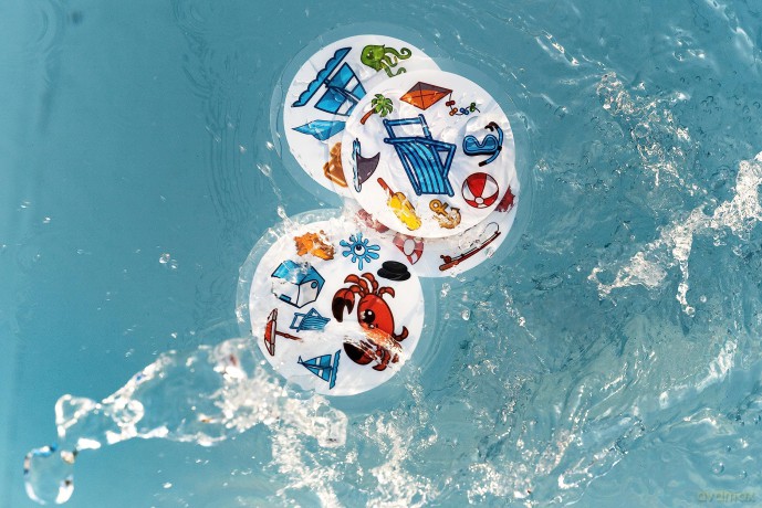 Asmodee | Dobble Waterproof | Card Game | Ages 6+ | 2-8 Players | 15 Minutes Playing Time [KSIĄŻKA]