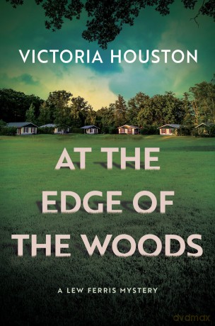 At the Edge of the Woods: 3 (A Lew Ferris Mystery) - Victoria Houston [KSIĄŻKA]