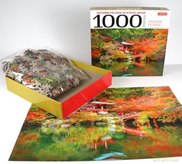 Autumn Foliage in Kyoto, Japan - 1000 Piece Jigsaw Puzzle: finished size 29 x 20 inch (74 x 51 cm): for Adults and Families - Finished Puzzle Size 29 x 20 inch (74 x 51 cm); A3 Sized Poster - Tuttle Studio [KSIĄŻKA]