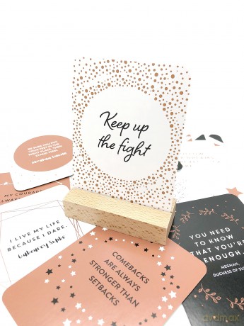 Be Strong: 52 Beautiful Cards of Inspiring Quotes and Empowering Affirmations to Encourage Confidence [KSIĄŻKA]