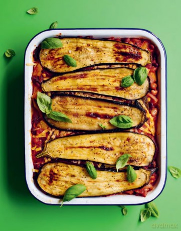 Between the Sheets: Easy and inventive layered traybakes - Sarah Wordie [KSIĄŻKA]