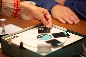 Bezzerwizzer | HINT | Party Game | Ages 15+ | 4-10 Players | 45 Minute Playing Time | UK Edition [KSIĄŻKA]