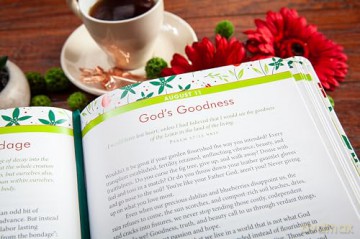 Bloom and Grow: 365 Devotions for Gardeners at Heart - Laurie V Soileau [KSIĄŻKA]