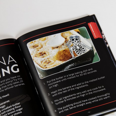 Broke Bites: Tips, Tricks and Recipes for Cooking on a Budget - Bee Three Books [KSIĄŻKA]