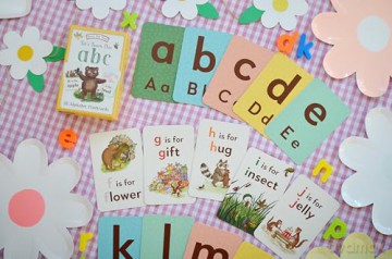 Brown Bear Wood: Let's Learn Our ABCs: 26 Double-sided Alphabet Flashcards - Freya Hartas [KSIĄŻKA]