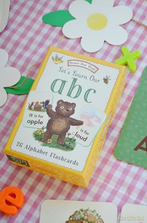 Brown Bear Wood: Let's Learn Our ABCs: 26 Double-sided Alphabet Flashcards - Freya Hartas [KSIĄŻKA]