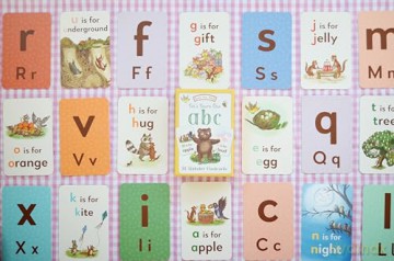Brown Bear Wood: Let's Learn Our ABCs: 26 Double-sided Alphabet Flashcards - Freya Hartas [KSIĄŻKA]