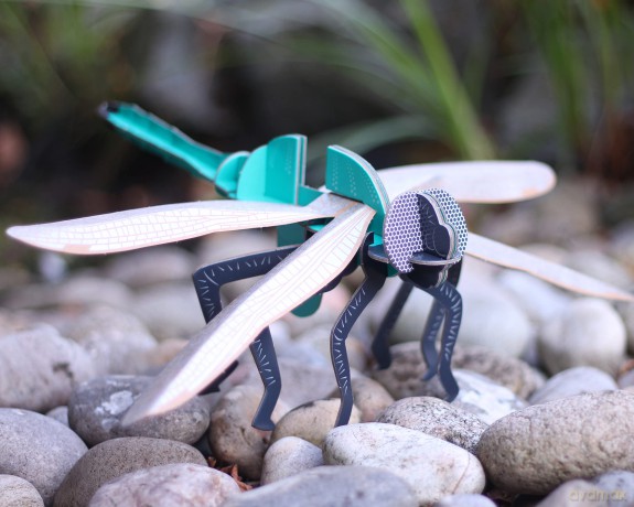 Build Your Own Beautiful Dragonfly - Pull Tab Flapping Wing Action - Eco Friendly Cardboard Craft Kit - Ages 8+ [KSIĄŻKA]