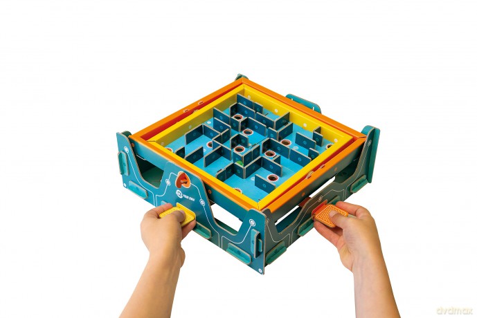 Build Your Own Marble Labyrinth - Classic Retro Toy - Eco Friendly Cardboard Craft Kit - Ages 8+ [KSIĄŻKA]