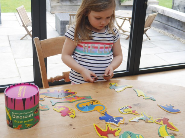 Creature Features: Dinosaurs: A Pair Puzzle - Natasha Durley [KSIĄŻKA]