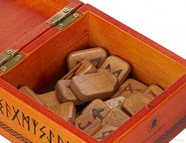 Deluxe Wooden Runes: 25 wooden runes in wooden box - Lo Scarabeo [KSIĄŻKA]