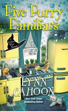 Five Furry Familiars (Kitchen Witch Mysteries) - Lynn Cahoon [KSIĄŻKA]