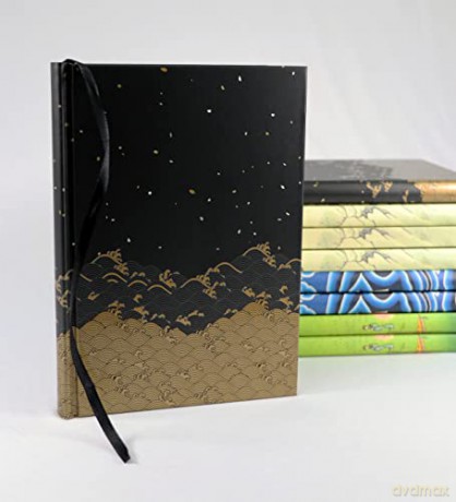Golden Waves Hardcover Journal: Dotted Notebook: With Ribbon Bookmark: Blank Notebook with Ribbon Bookmark - Tuttle Studio [KSIĄŻKA]
