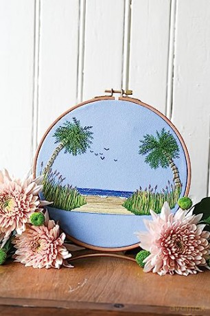 Hand-Stitched Oasis: Embroider Realistic Elements; Step-By-Step Guide with 35 Techniques - Theresa M Lawson [KSIĄŻKA]