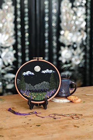 Hand-Stitched Oasis: Embroider Realistic Elements; Step-By-Step Guide with 35 Techniques - Theresa M Lawson [KSIĄŻKA]