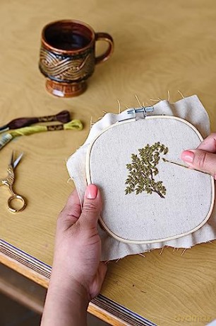 Hand-Stitched Oasis: Embroider Realistic Elements; Step-By-Step Guide with 35 Techniques - Theresa M Lawson [KSIĄŻKA]