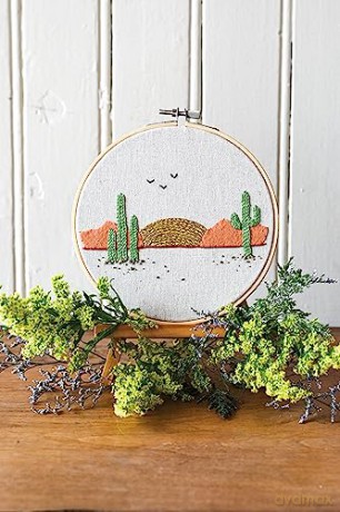Hand-Stitched Oasis: Embroider Realistic Elements; Step-By-Step Guide with 35 Techniques - Theresa M Lawson [KSIĄŻKA]