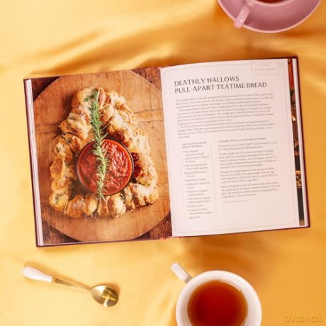 Harry Potter Afternoon Tea Magic: Official Snacks, Sips and Sweets Inspired by the Wizarding World (Official Harry Potter Cookbooks) - Veronica Hinke [KSIĄŻKA]