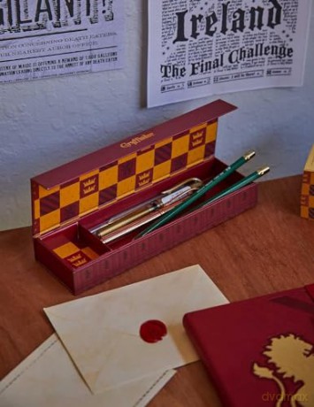 Harry Potter: Exploring Hogwarts Magnetic Pencil Box - Insight Editions [KSIĄŻKA]