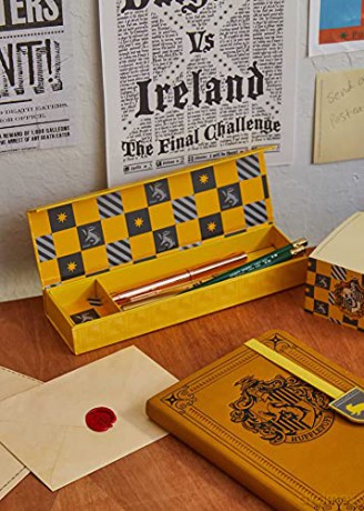 Harry Potter: Hufflepuff Magnetic Pencil Box (Classic Collection) - Insight Editions [KSIĄŻKA]