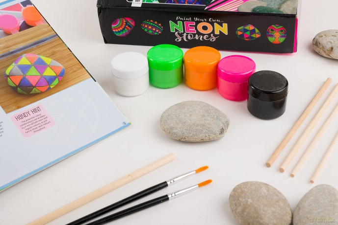 Hinkler - Paint Your Own Neon Stones - Rock Painting Complete Starter Kit - Arts and Crafts for Everyone - Gift for Art Lovers - Includes Stones, Acrylic Paint and More - Hinkler Pty Ltd [KSIĄŻKA]