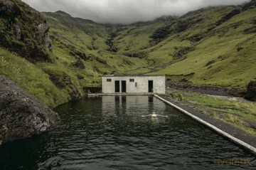 Hot Springs: Photos and Stories of How the World Soaks, Swims, and Slows Down - Greta Rybus [KSIĄŻKA]