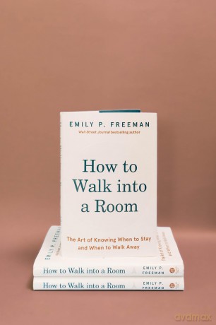 How to Walk into a Room: The Art of Knowing When to Stay and When to Walk Away - Freeman Emily [KSIĄŻKA]