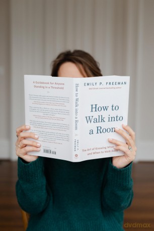 How to Walk into a Room: The Art of Knowing When to Stay and When to Walk Away - Freeman Emily [KSIĄŻKA]