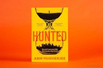 Hunted: 'Twists you won't see coming, nail-biting suspense.' Steve Cavanagh - Abir Mukherjee [KSIĄŻKA]