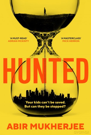 Hunted: 'Twists you won't see coming, nail-biting suspense... and a father battling to save his family.' STEVE CAVANAGH - Abir Mukherjee [KSIĄŻKA]