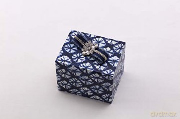Japanese Shibori Gift Wrapping Papers: 12 Sheets of High-Quality 18 x 24 (45 x 61 cm) Wrapping Paper: 18 x 24 inch (45 x 61 cm) Wrapping Paper - Tuttle [KSIĄŻKA]