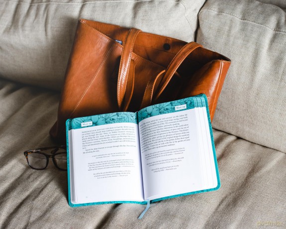 Jesus Calling, Large Text Teal Leathersoft, with Full Scriptures: Enjoying Peace in His Presence (A 365-Day Devotional) - Young [KSIĄŻKA]