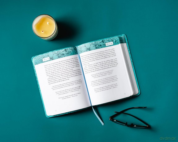 Jesus Calling, Large Text Teal Leathersoft, with Full Scriptures: Enjoying Peace in His Presence (A 365-Day Devotional) - Young [KSIĄŻKA]