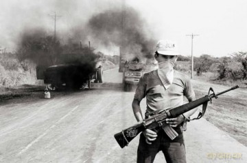 Legacy Of Lies: El Salvador 1981-1984 - Robert Nickelsberg [KSIĄŻKA]