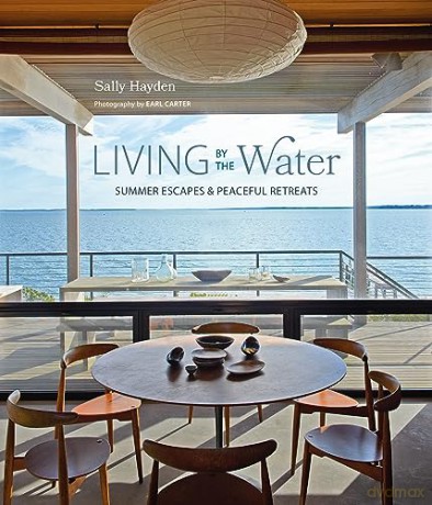 Living by the Water: Summer escapes and peaceful retreats - Sally Hayden [KSIĄŻKA]