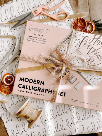 Modern Calligraphy Set for Beginners: A Creative Craft Kit for Adults Featuring Hand Lettering 101 Book, Brush Pens, Calligraphy Pens, and More - Chalkfulloflove [KSIĄŻKA]