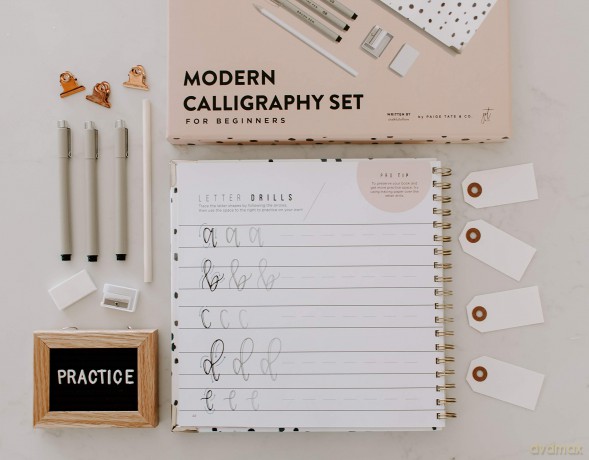 Modern Calligraphy Set for Beginners: A Creative Craft Kit for Adults Featuring Hand Lettering 101 Book, Brush Pens, Calligraphy Pens, and More - Chalkfulloflove [KSIĄŻKA]