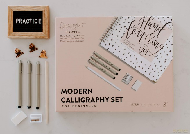 Modern Calligraphy Set for Beginners: A Creative Craft Kit for Adults Featuring Hand Lettering 101 Book, Brush Pens, Calligraphy Pens, and More - Chalkfulloflove [KSIĄŻKA]
