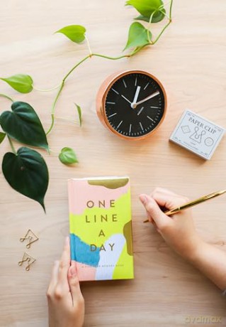 Modern One Line a Day: A Five-Year Memory Book - Moglea [KSIĄŻKA]