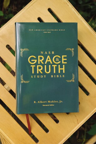 NASB, The Grace and Truth Study Bible, Hardcover, Green, Red Letter, 1995 Text, Comfort Print: New American Standard Bible, Green, Comfort Print, Red Print - Katty Baird [KSIĄŻKA]
