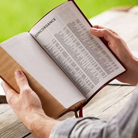 NKJV, End-of-Verse Reference Bible, Personal Size Large Print, Leathersoft, Green, Red Letter, Thumb Indexed, Comfort Print: Holy Bible, New King James Version - Thomas Nelson [KSIĄŻKA]