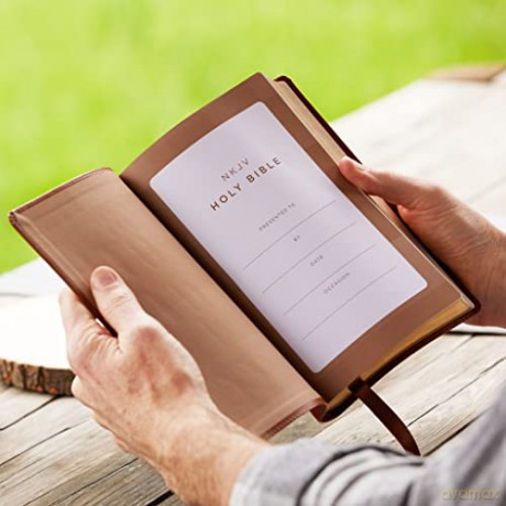 NKJV, End-of-Verse Reference Bible, Personal Size Large Print, Leathersoft, Green, Red Letter, Thumb Indexed, Comfort Print: Holy Bible, New King James Version - Thomas Nelson [KSIĄŻKA]
