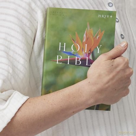 NRSV Catholic Edition Bible, Bird of Paradise Paperback (Global Cover Series): Holy Bible - Catholic Bible Press [KSIĄŻKA]