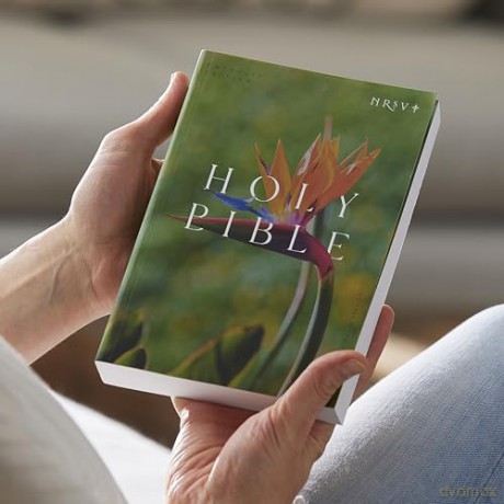 NRSV Catholic Edition Bible, Bird of Paradise Paperback (Global Cover Series): Holy Bible - Catholic Bible Press [KSIĄŻKA]