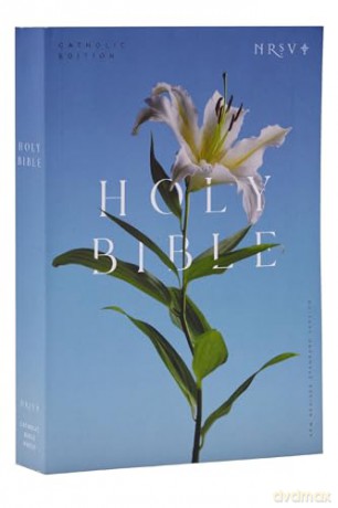 NRSV Catholic Edition Bible, Easter Lily Paperback (Global Cover Series): Holy Bible - Catholic Bible Press [KSIĄŻKA]
