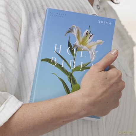 NRSV Catholic Edition Bible, Easter Lily Paperback (Global Cover Series): Holy Bible - Catholic Bible Press [KSIĄŻKA]