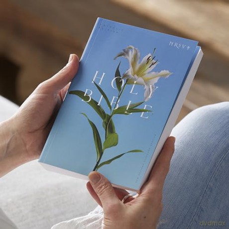 NRSV Catholic Edition Bible, Easter Lily Paperback (Global Cover Series): Holy Bible - Catholic Bible Press [KSIĄŻKA]