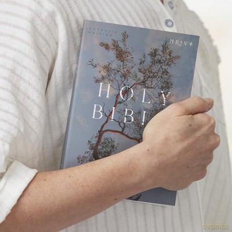 NRSV Catholic Edition Bible, Eucalyptus Paperback (Global Cover Series): Holy Bible - Catholic Bible Press [KSIĄŻKA]