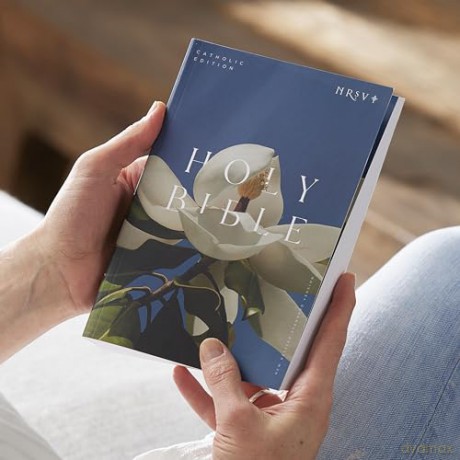 NRSV Catholic Edition Bible, Magnolia Paperback (Global Cover Series): Holy Bible - Catholic Bible Press [KSIĄŻKA]